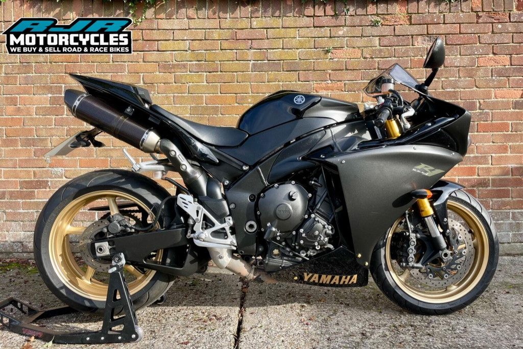 View YAMAHA R1 -