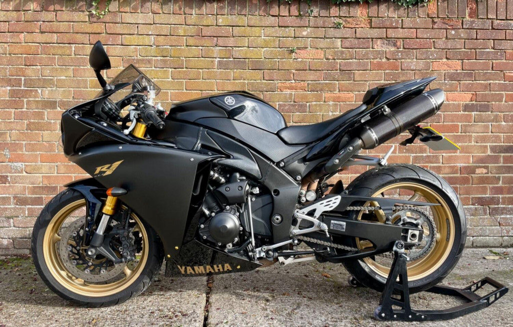 View YAMAHA R1 -