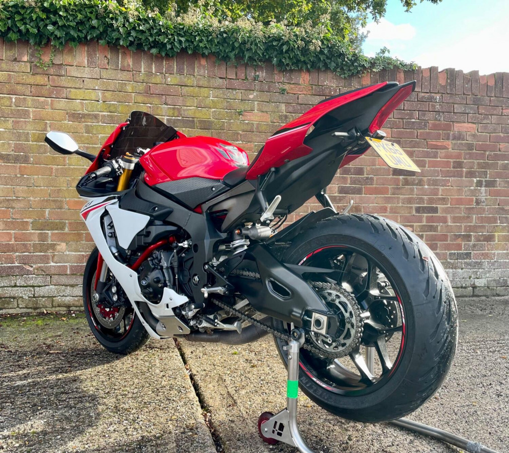 YAMAHA R1