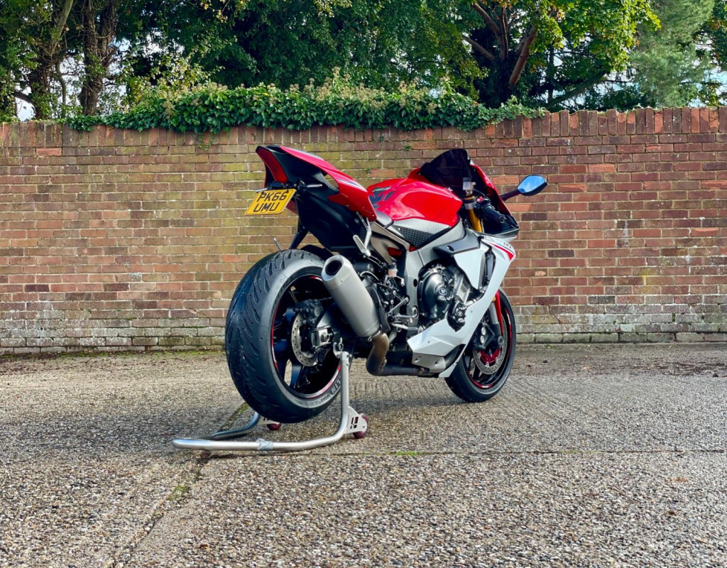 YAMAHA R1