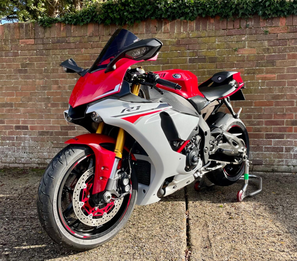 YAMAHA R1