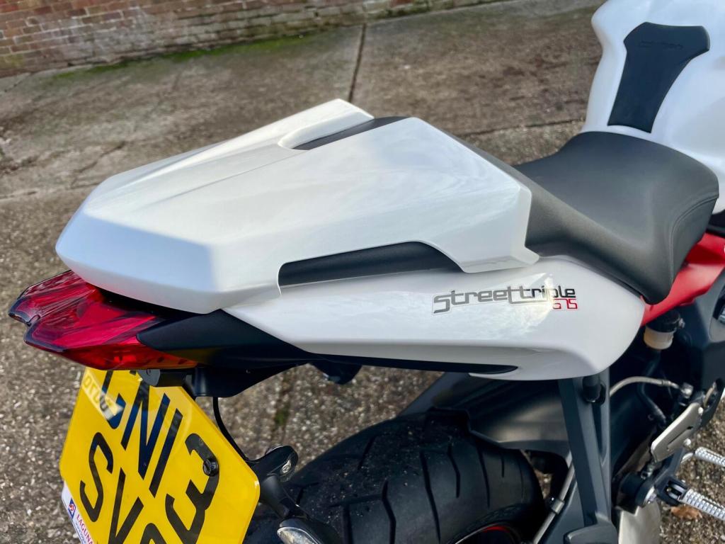 TRIUMPH STREET TRIPLE 765