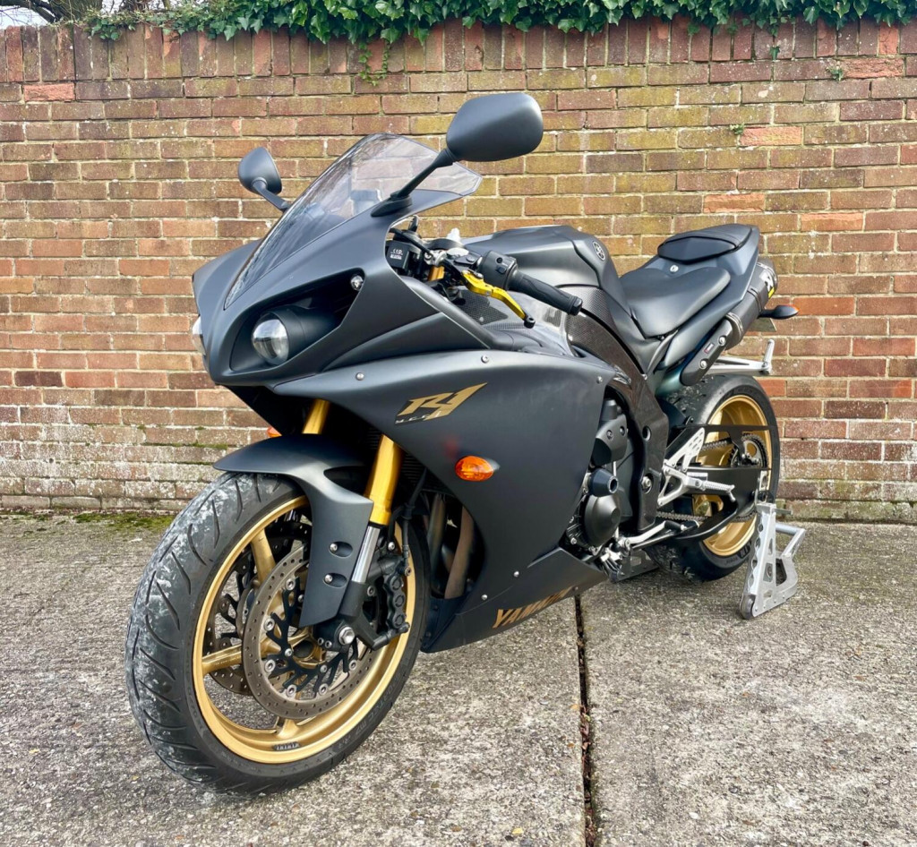 YAMAHA R1