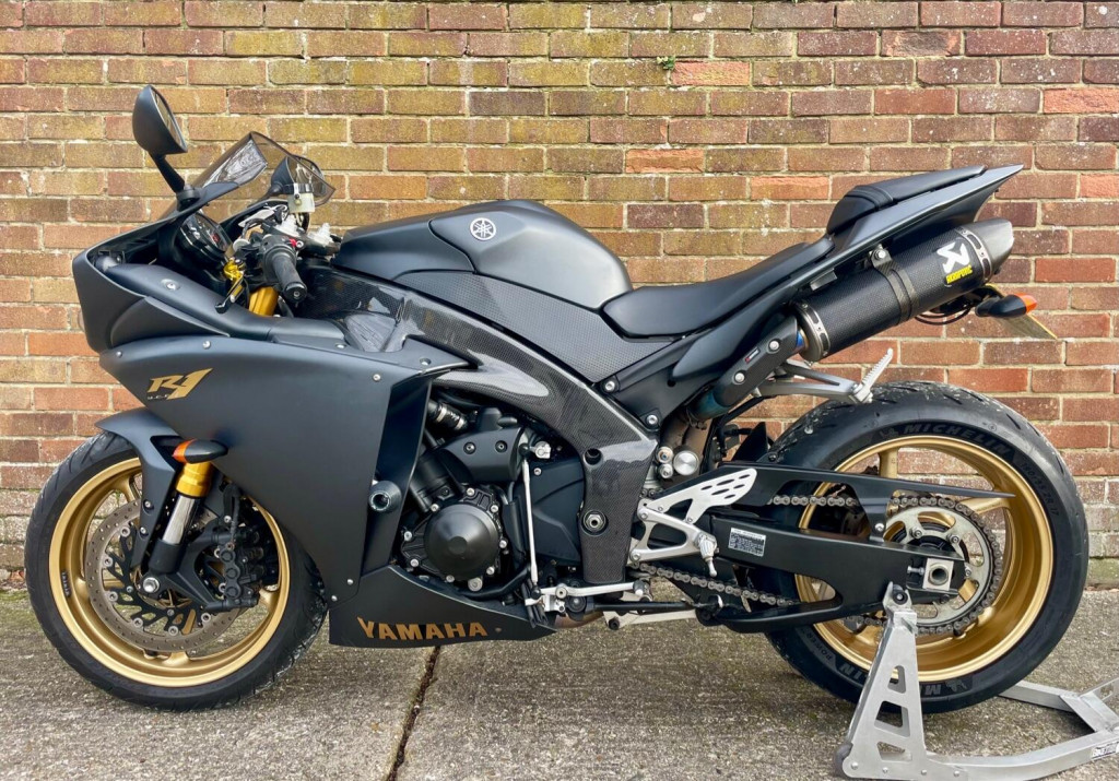 View YAMAHA R1   