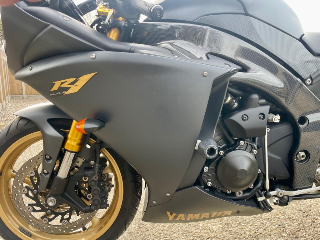 YAMAHA R1