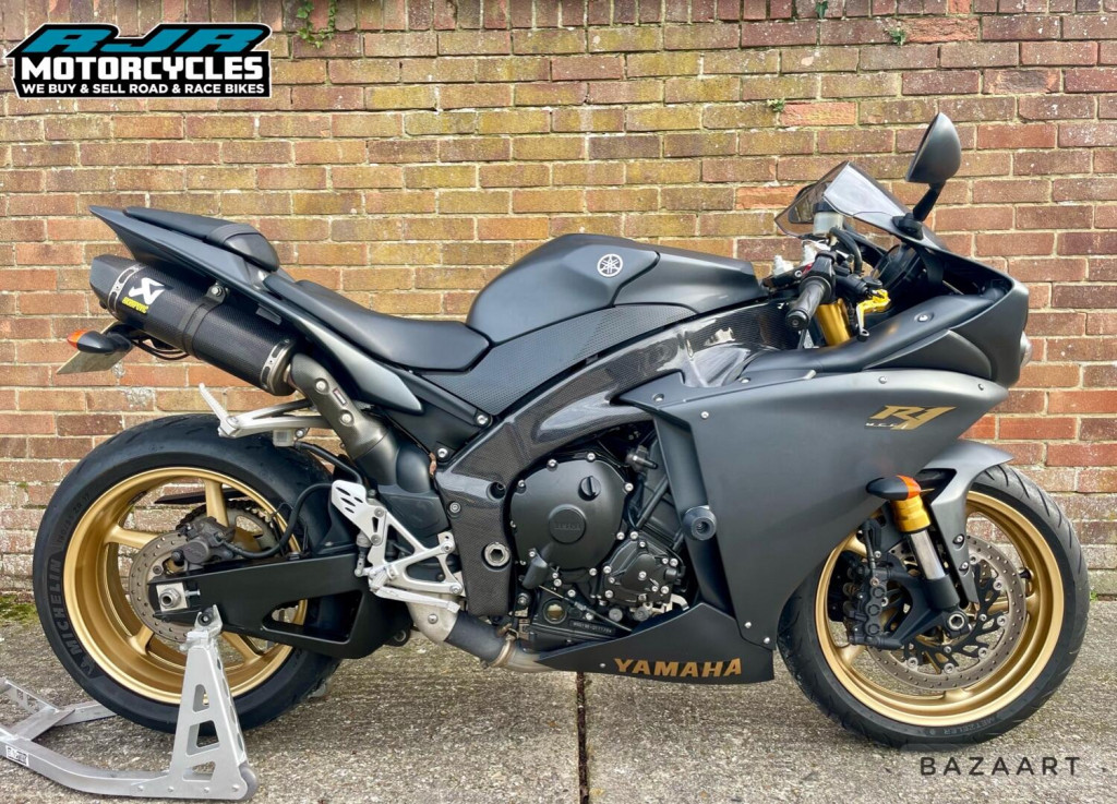 View YAMAHA R1   
