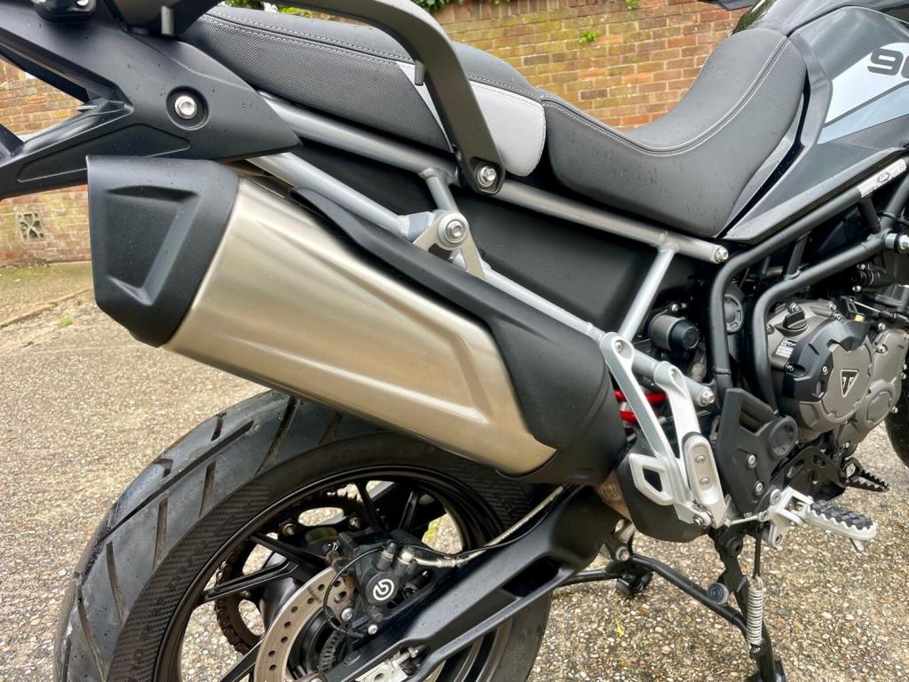 TRIUMPH TIGER 900