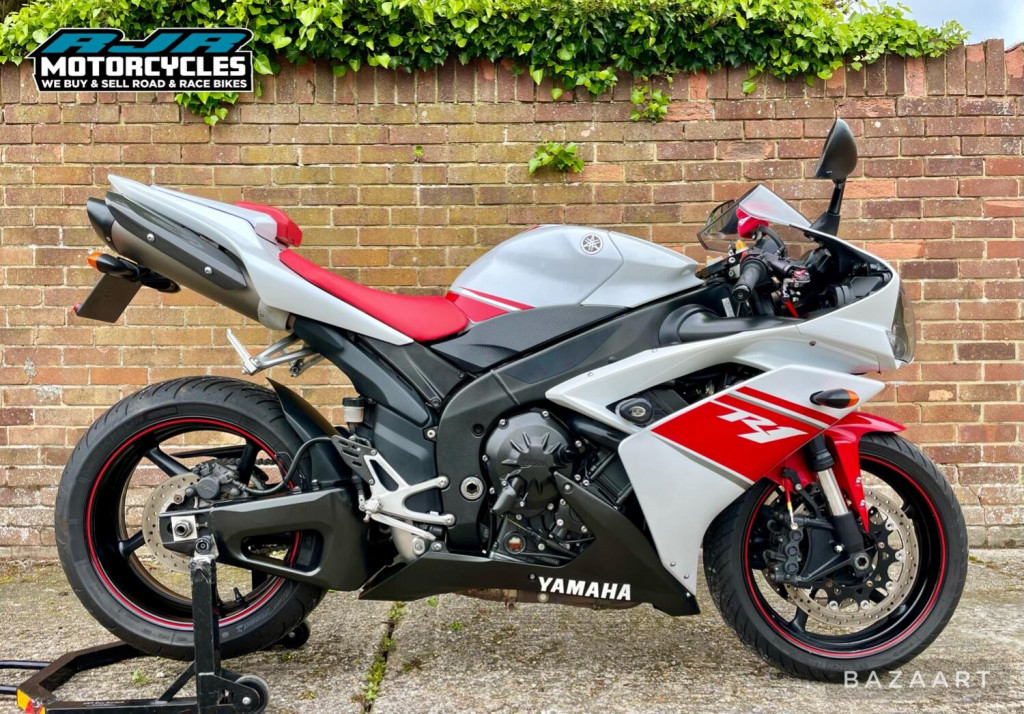 View YAMAHA R1 