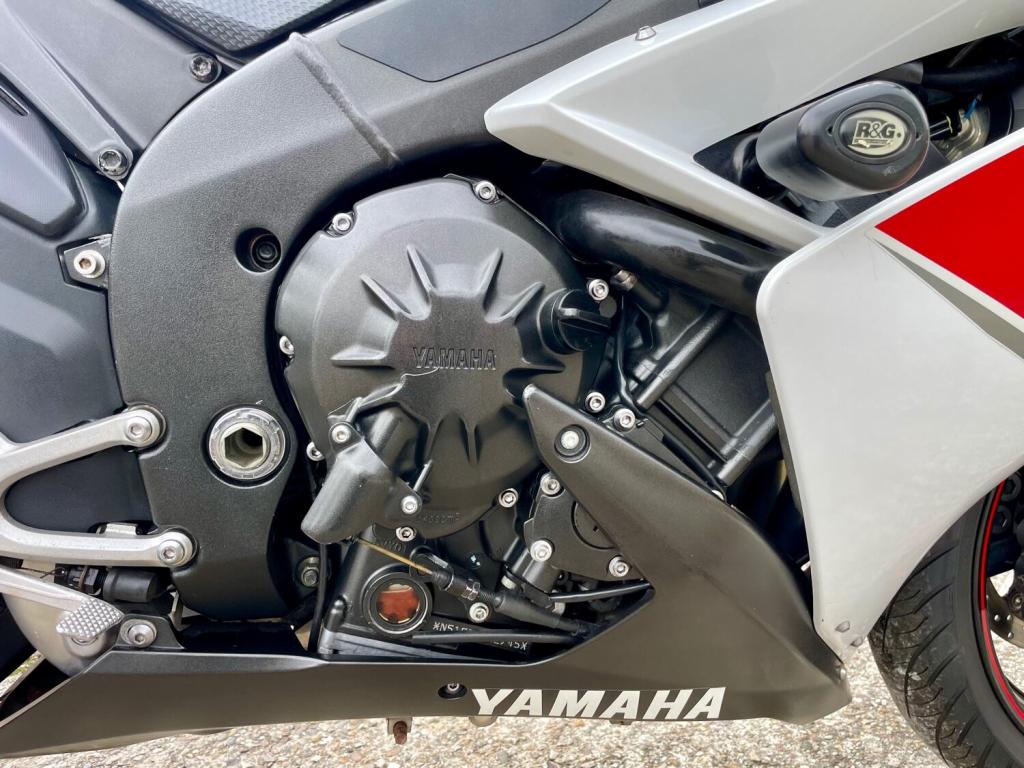 YAMAHA R1