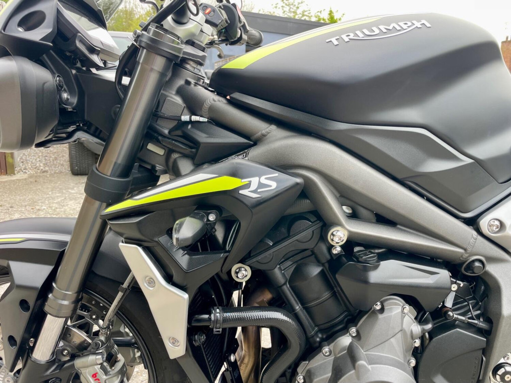 TRIUMPH STREET TRIPLE 765