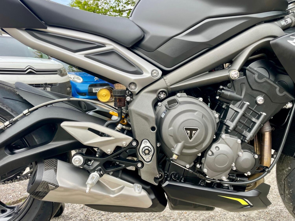 TRIUMPH STREET TRIPLE 765
