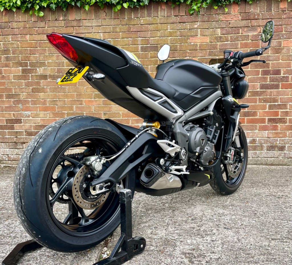 TRIUMPH STREET TRIPLE 765