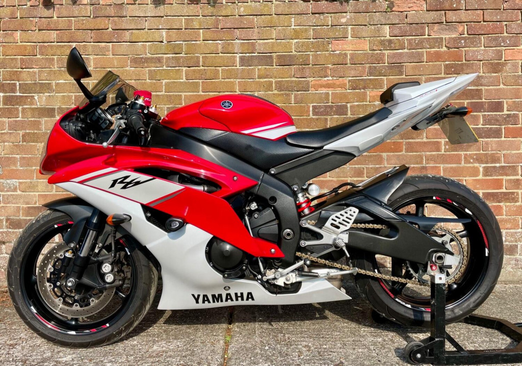 View YAMAHA R6 