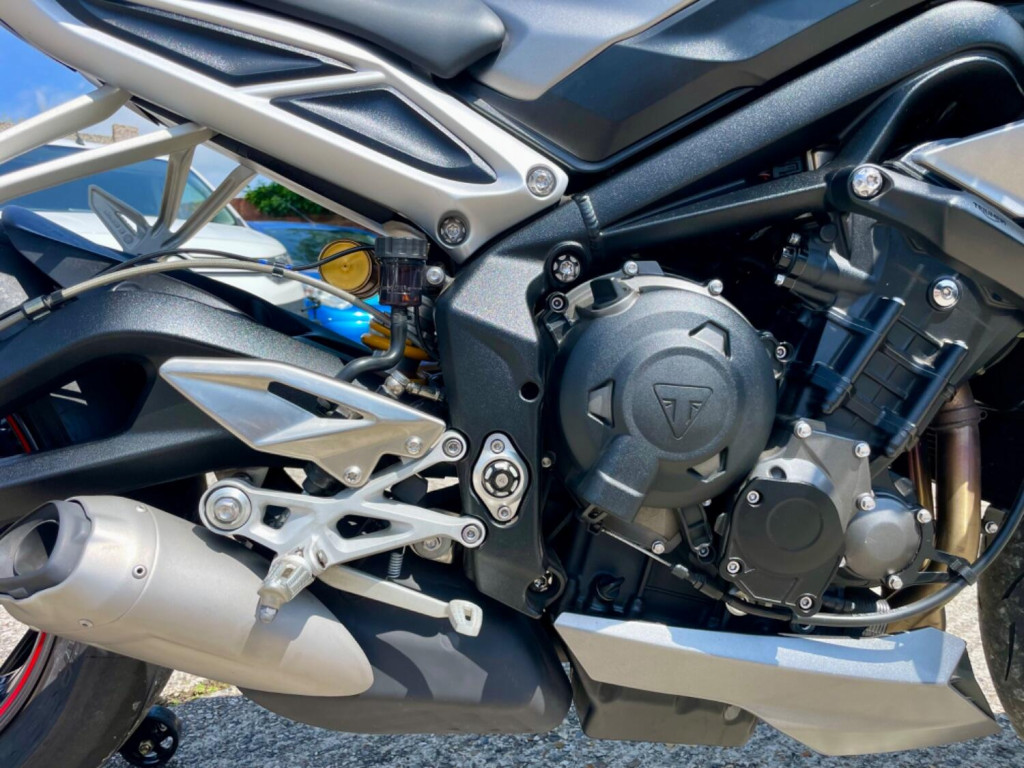 TRIUMPH STREET TRIPLE 765