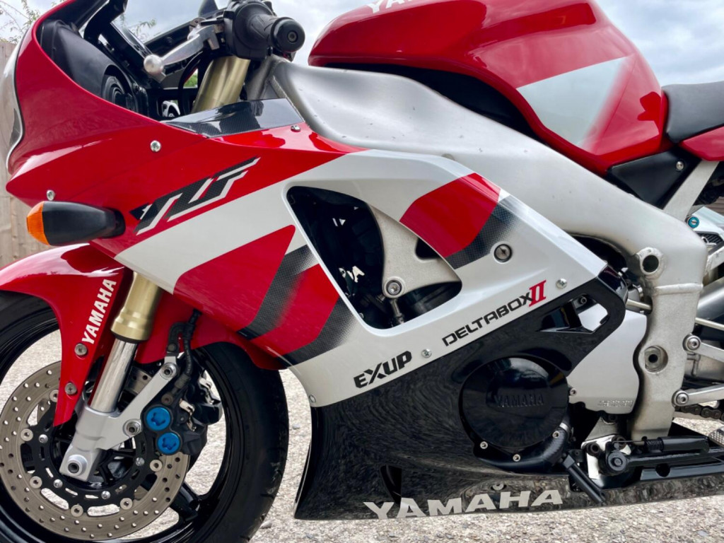 YAMAHA R1