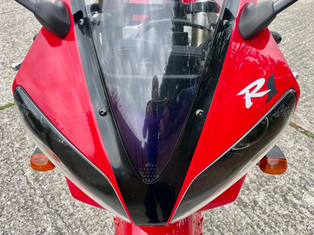 YAMAHA R1