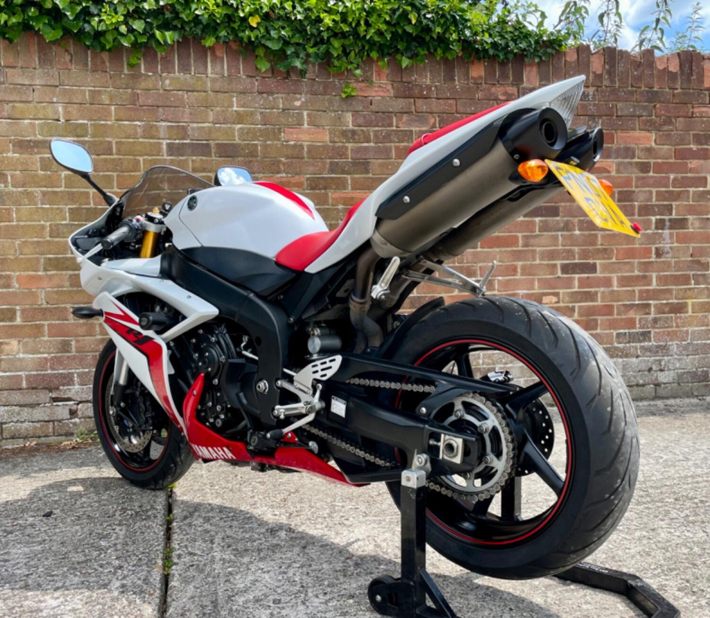 YAMAHA R1