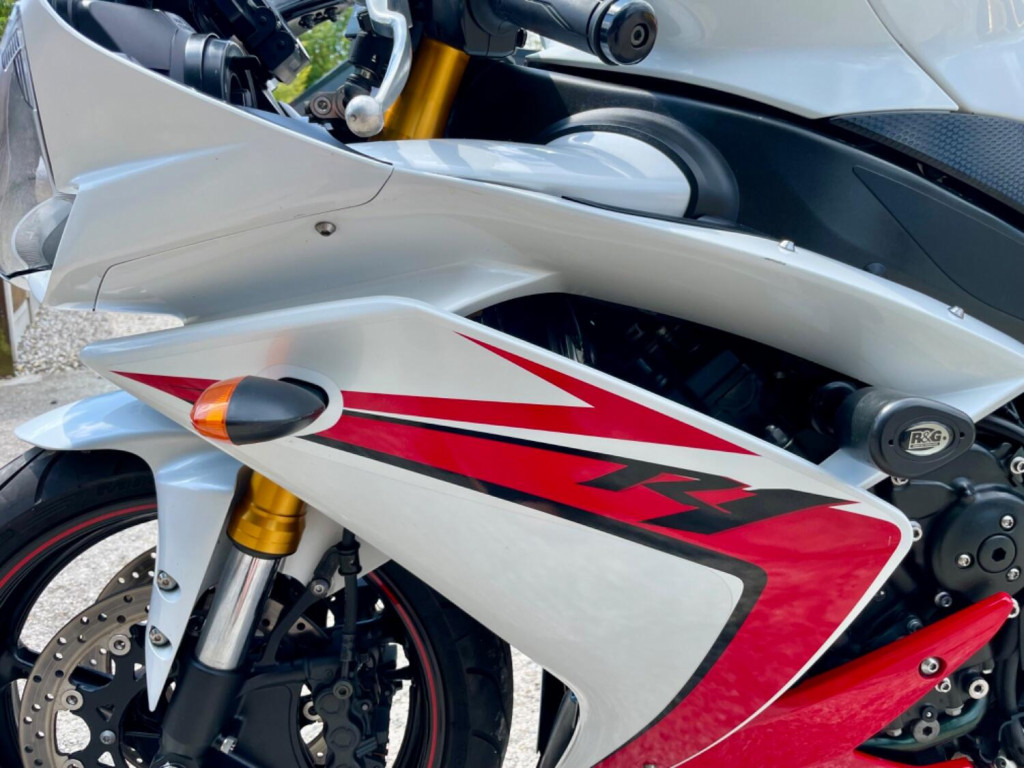 YAMAHA R1