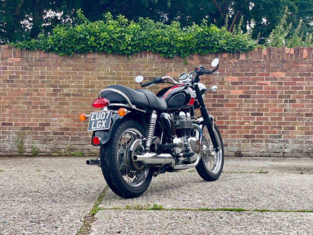 TRIUMPH BONNEVILLE T100