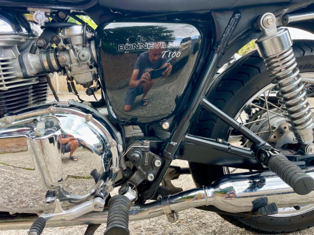 TRIUMPH BONNEVILLE T100