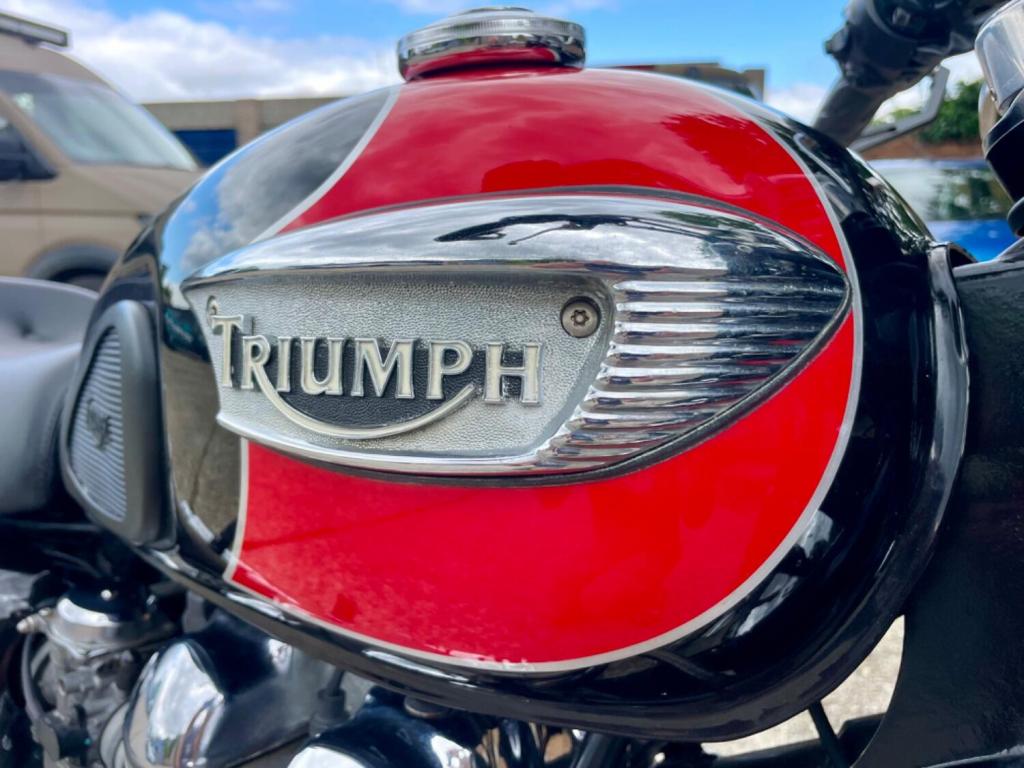 TRIUMPH BONNEVILLE T100