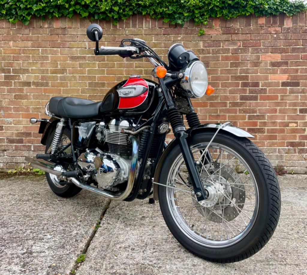 View TRIUMPH BONNEVILLE T100 