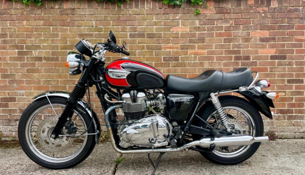 View TRIUMPH BONNEVILLE T100 