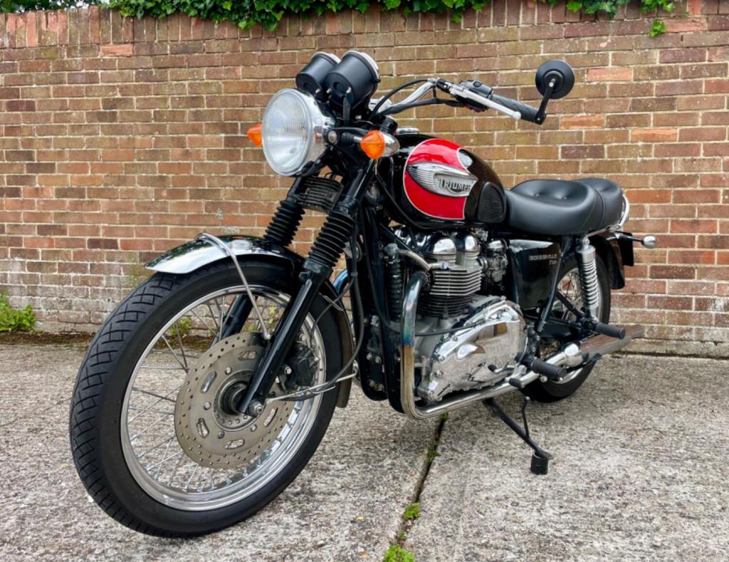 TRIUMPH BONNEVILLE T100