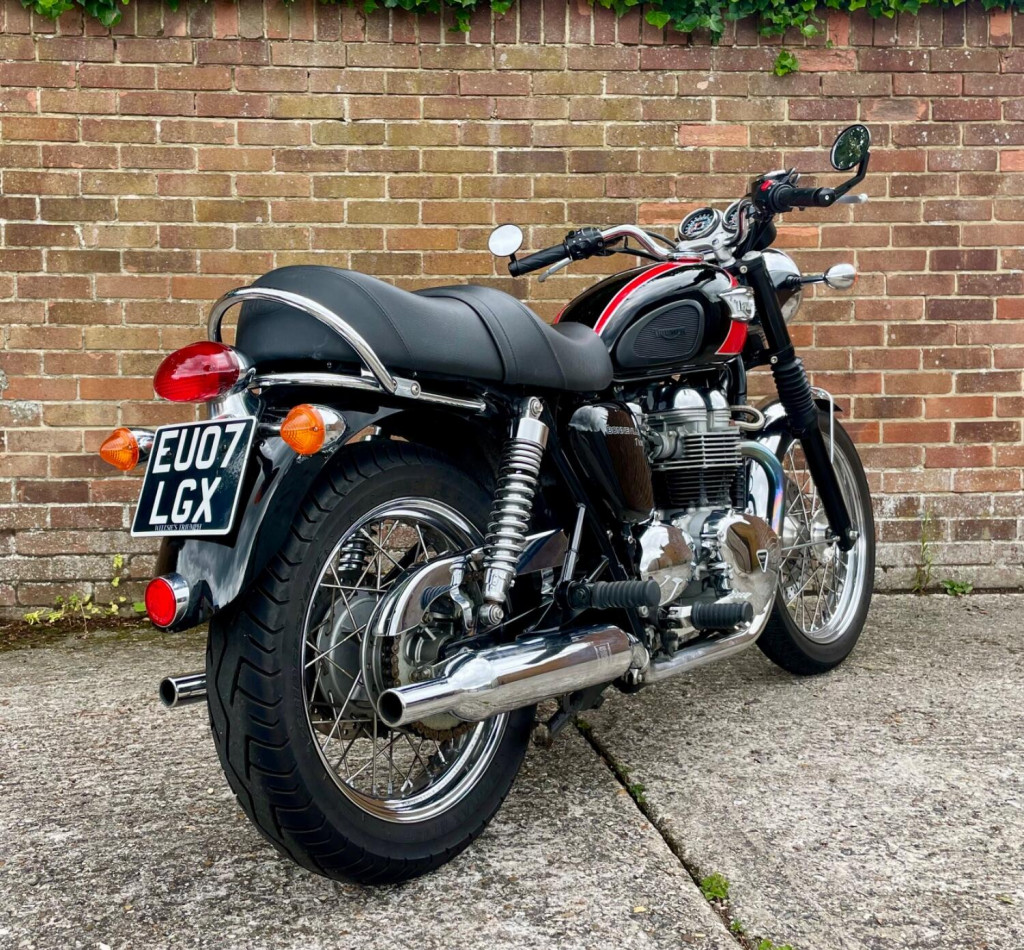 TRIUMPH BONNEVILLE T100