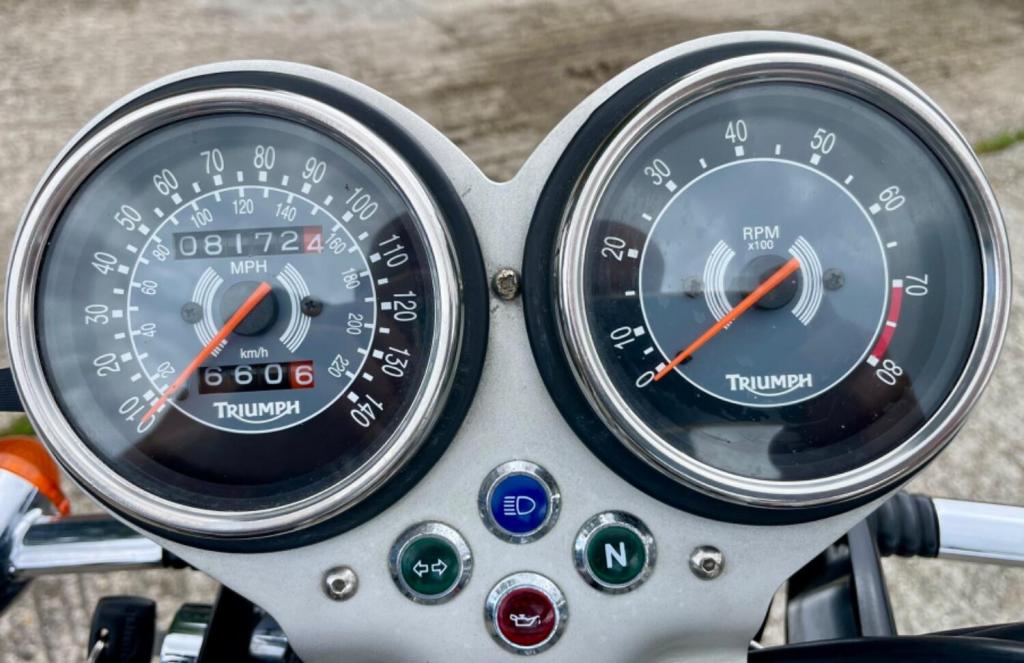 TRIUMPH BONNEVILLE T100