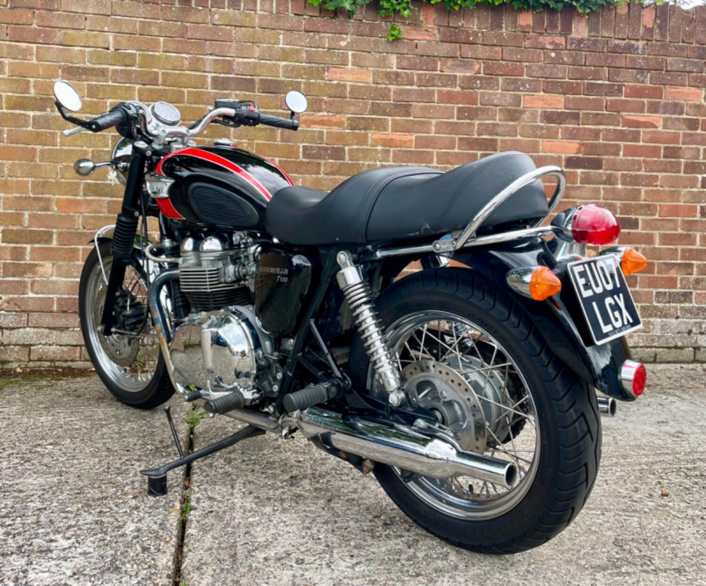 TRIUMPH BONNEVILLE T100