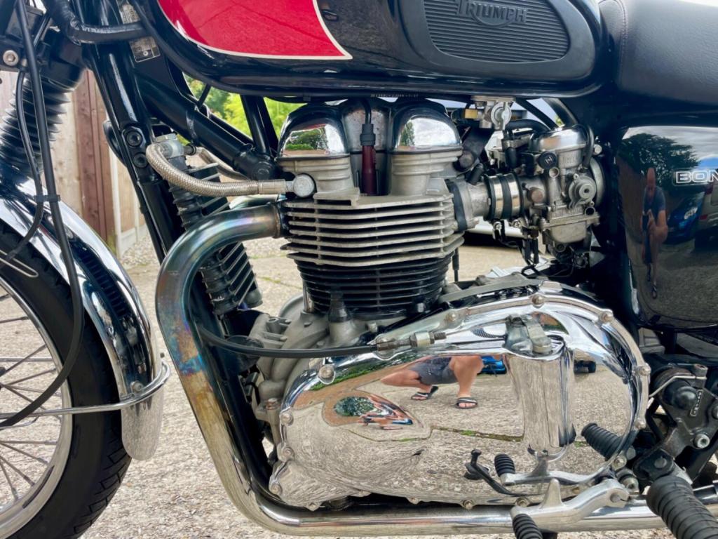 TRIUMPH BONNEVILLE T100