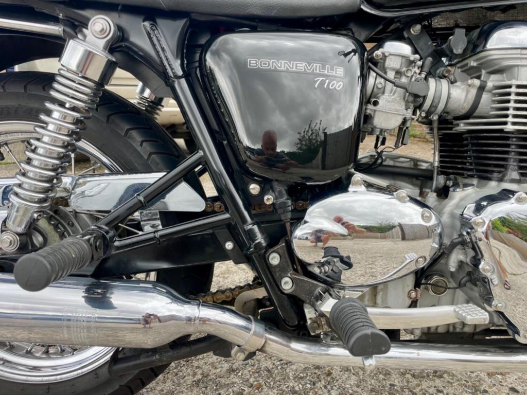 TRIUMPH BONNEVILLE T100