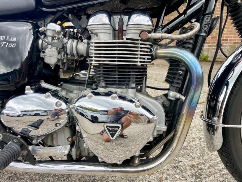 TRIUMPH BONNEVILLE T100