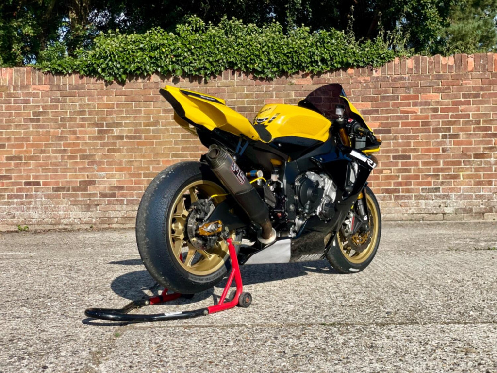 YAMAHA R1