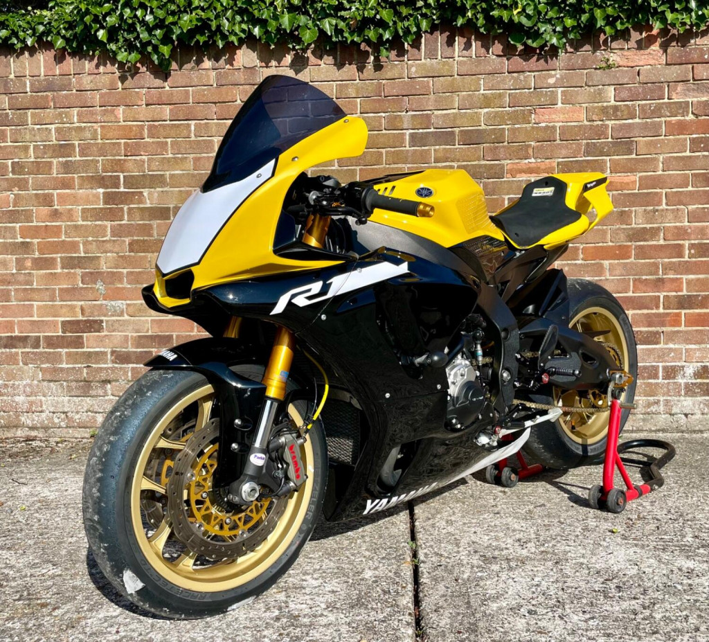 YAMAHA R1