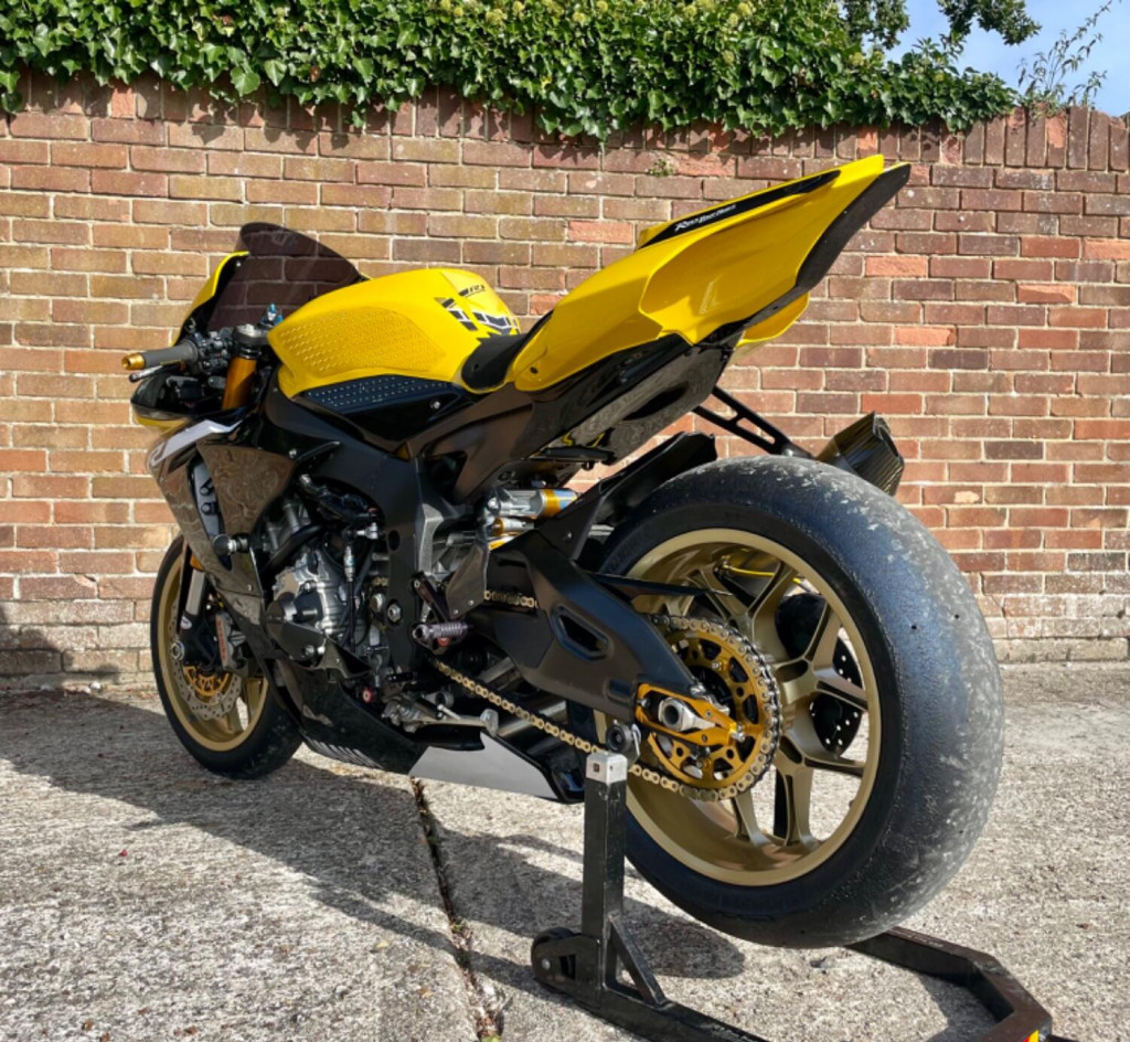 YAMAHA R1