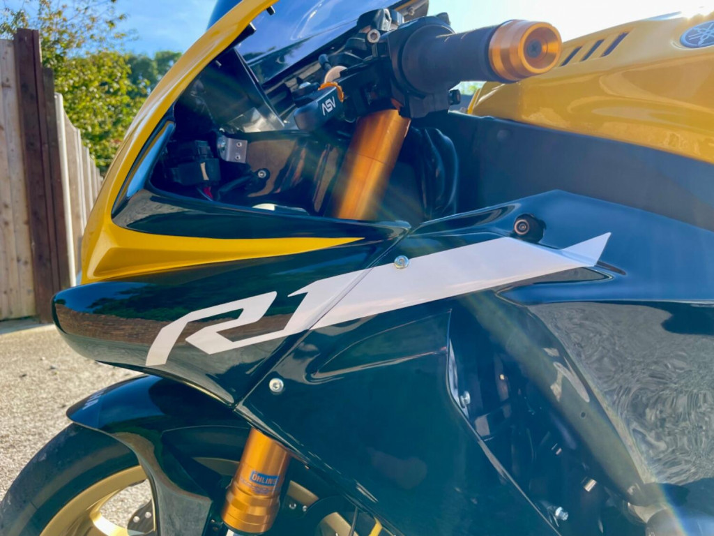 YAMAHA R1