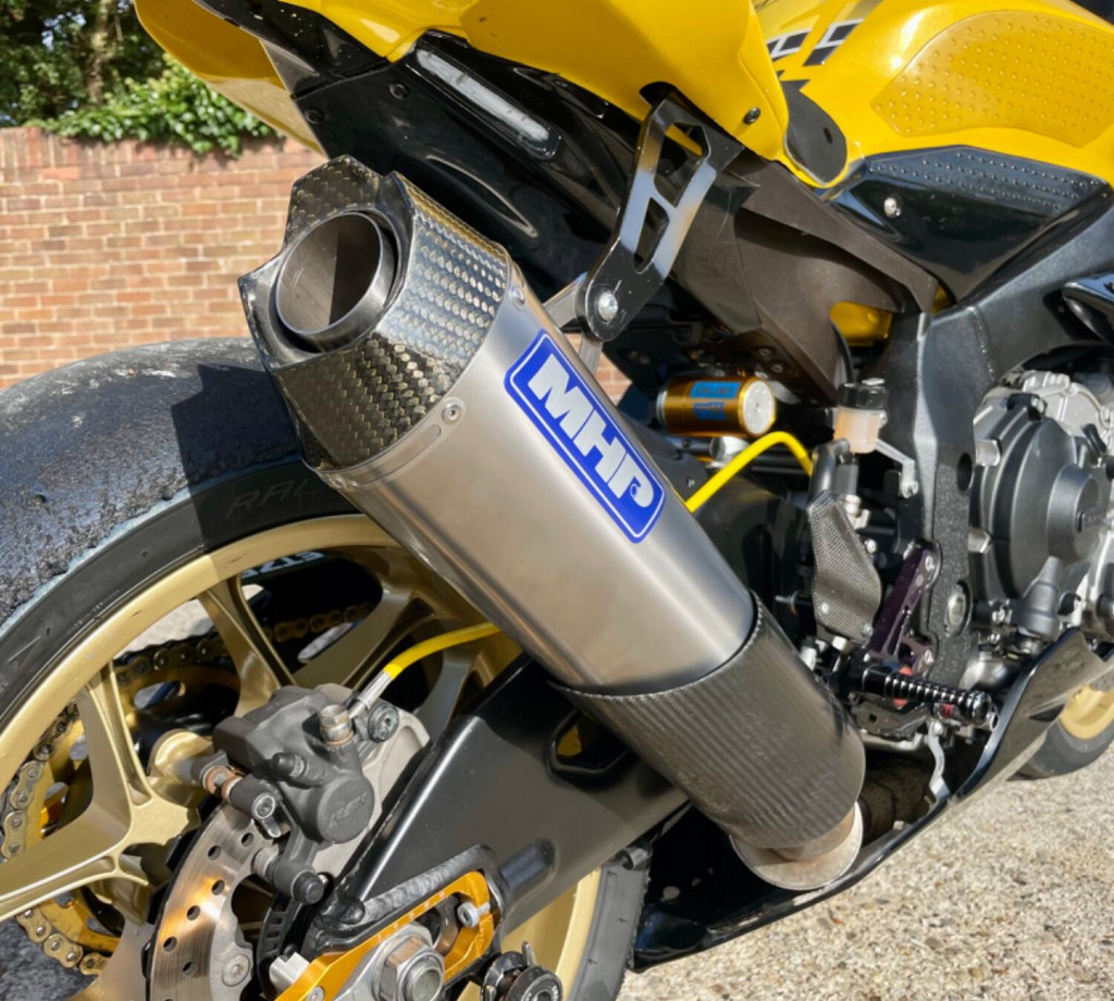 YAMAHA R1