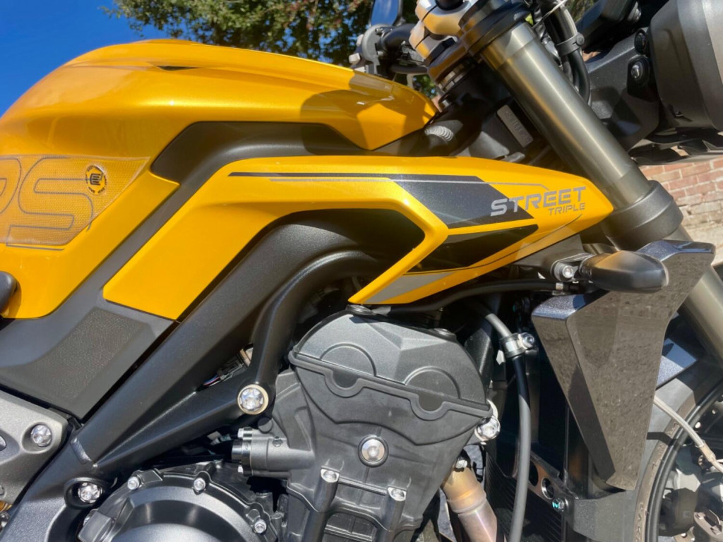 TRIUMPH STREET TRIPLE 765