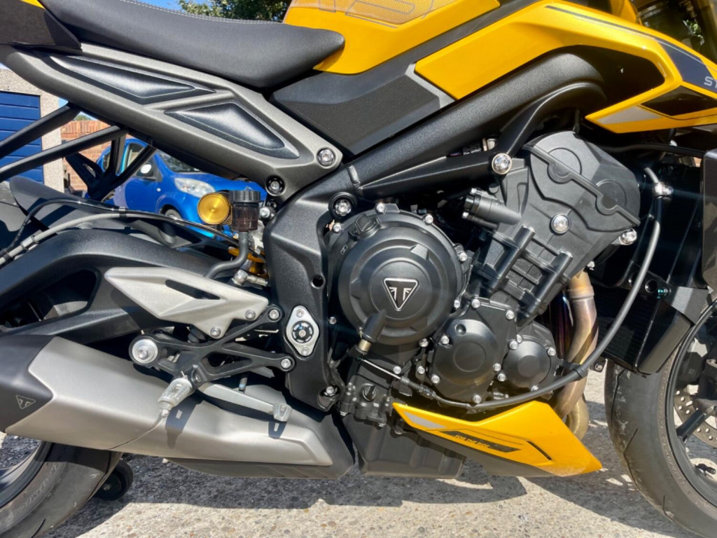 TRIUMPH STREET TRIPLE 765