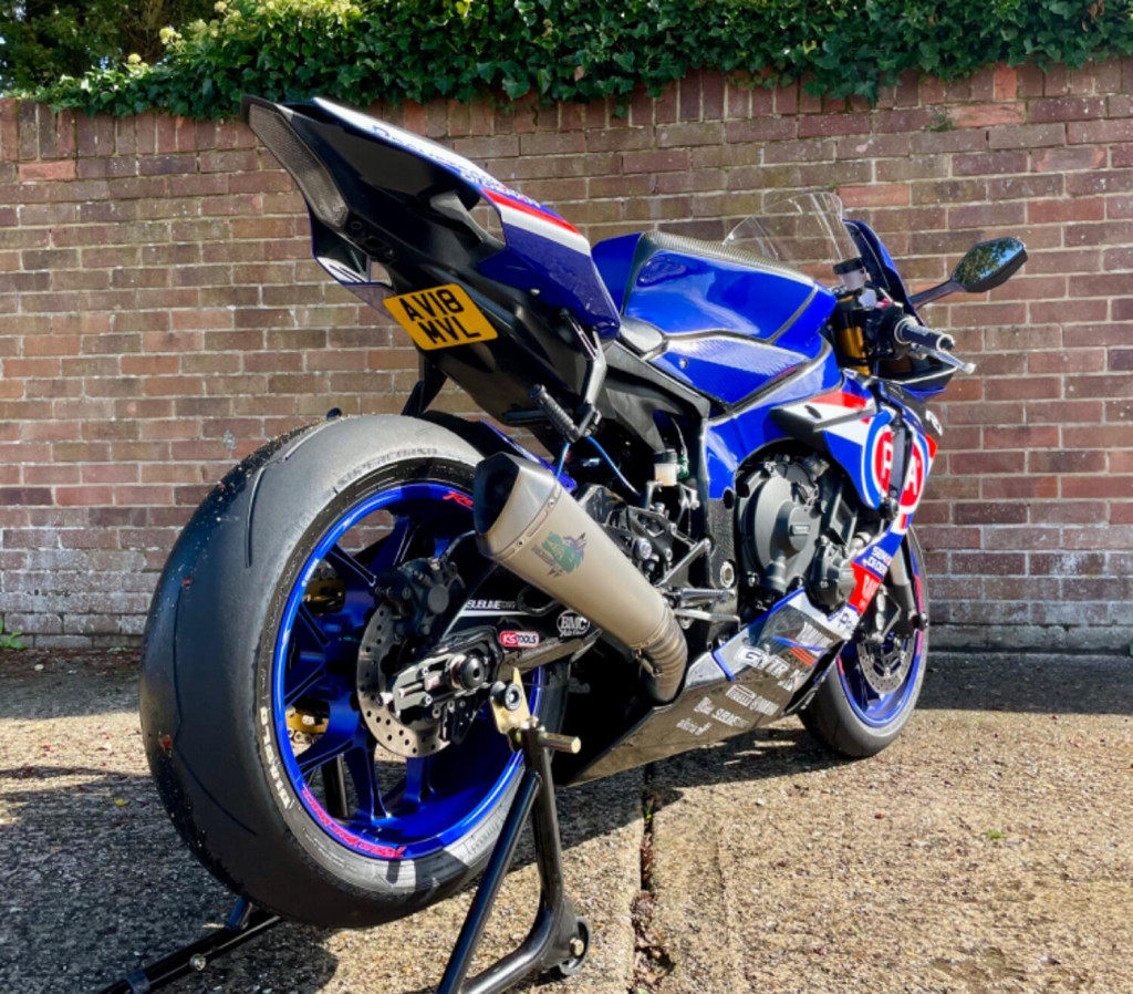 YAMAHA R1