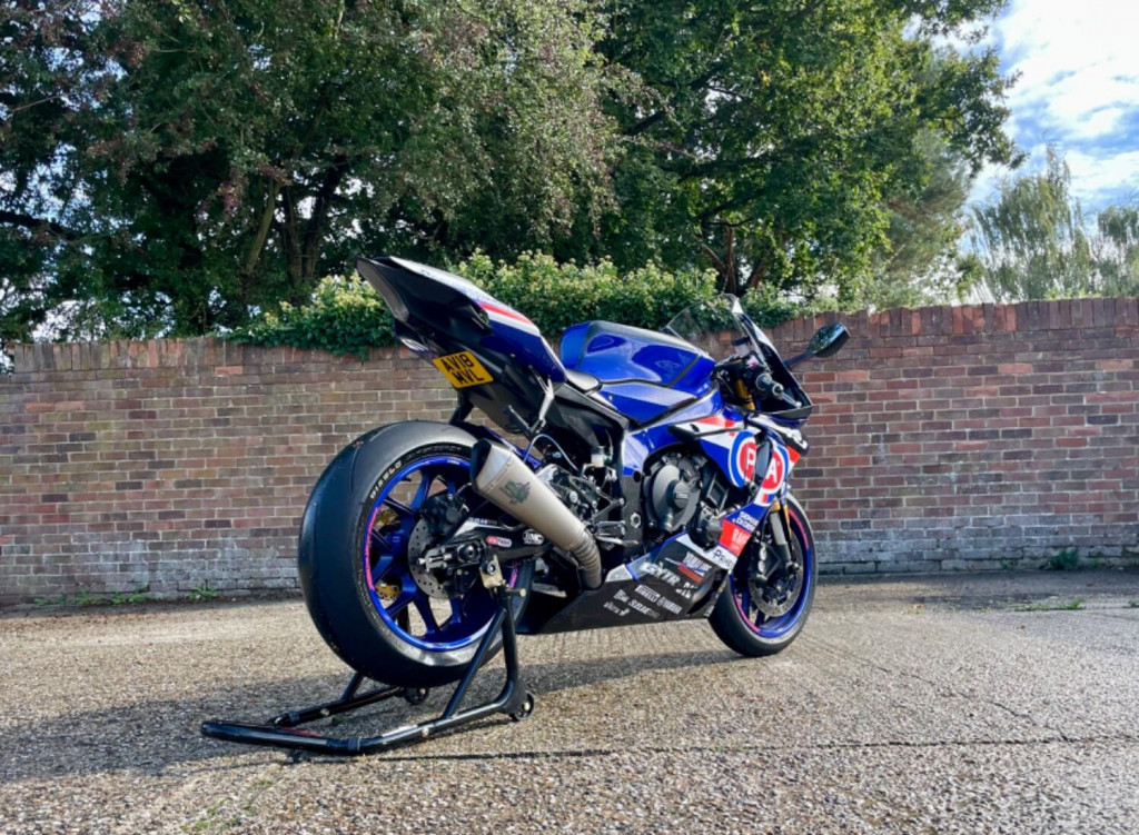 YAMAHA R1