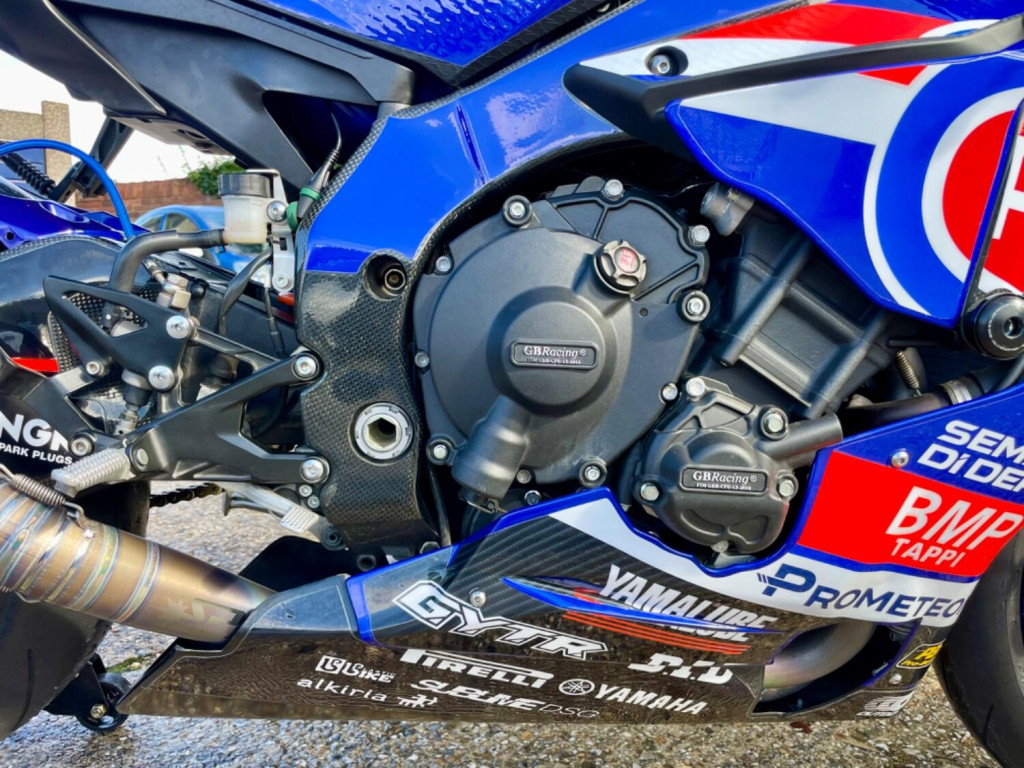 YAMAHA R1