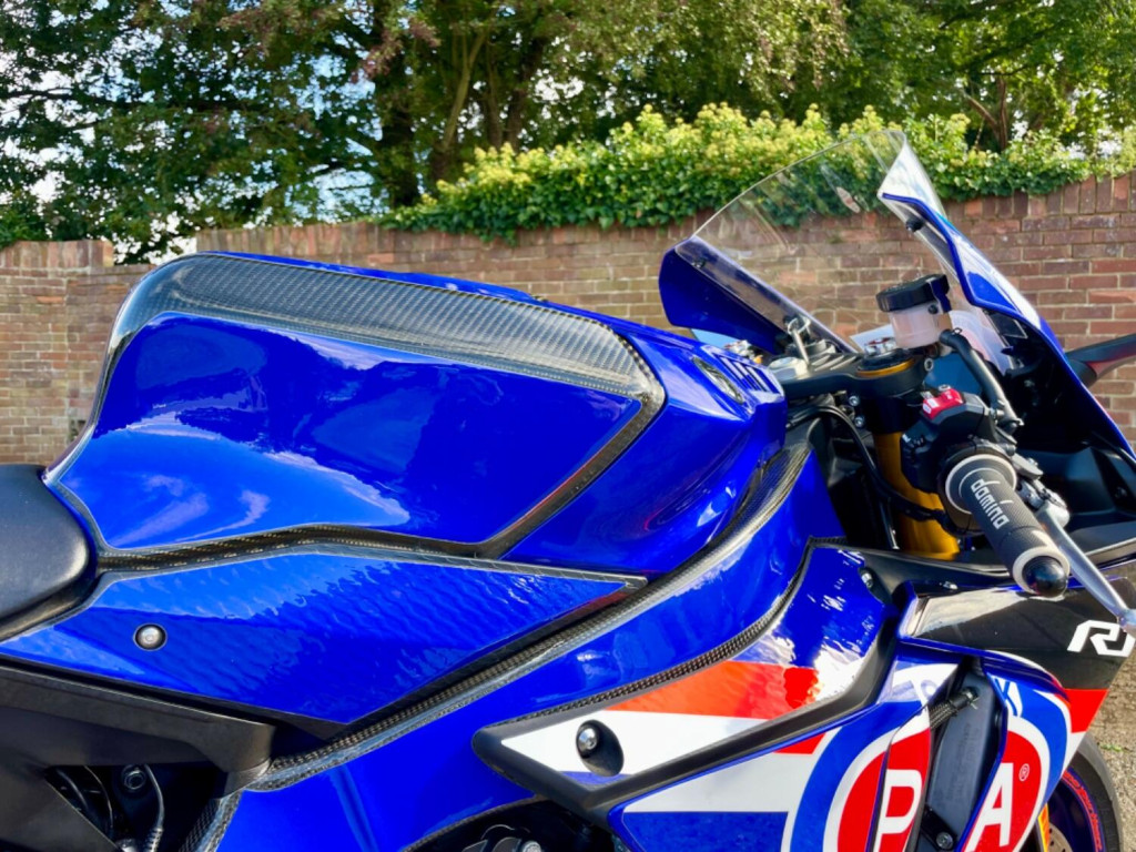 YAMAHA R1