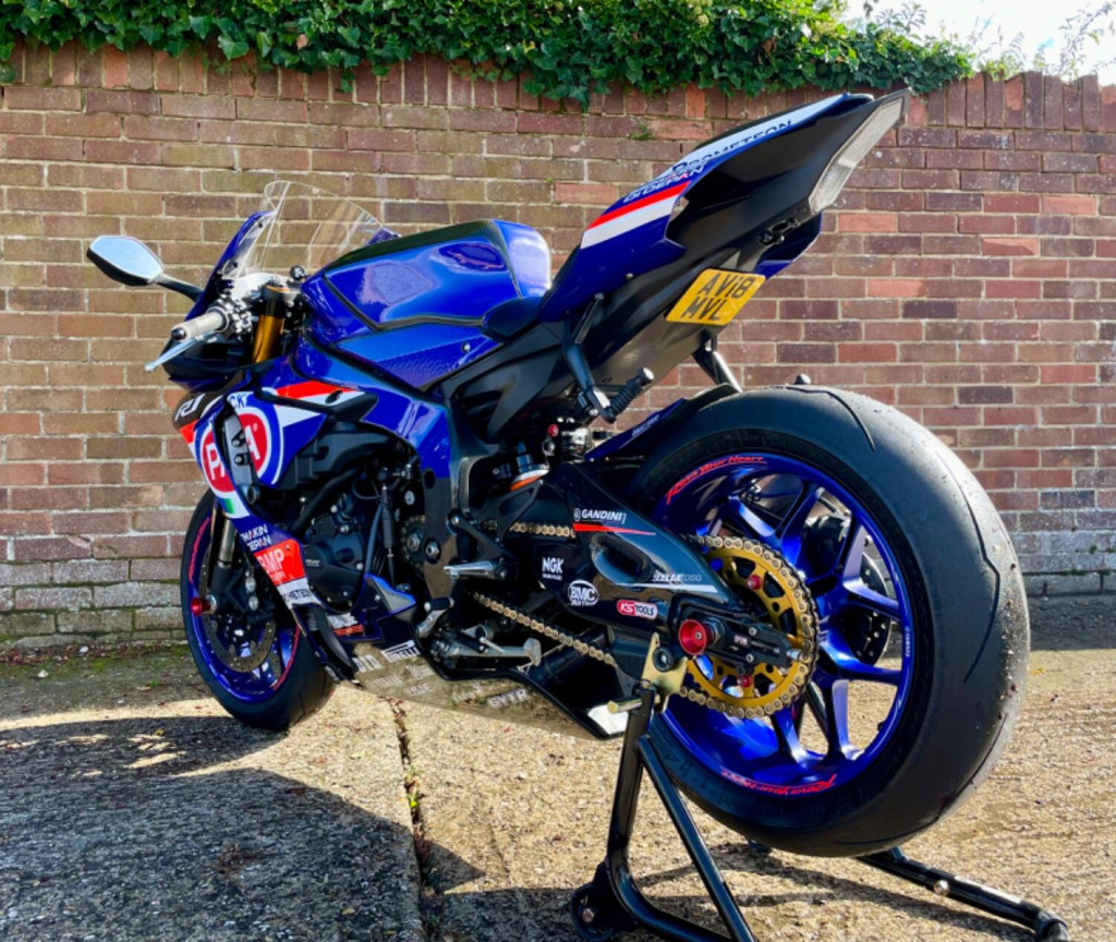 YAMAHA R1