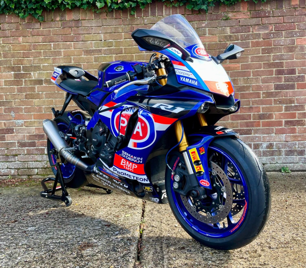 YAMAHA R1
