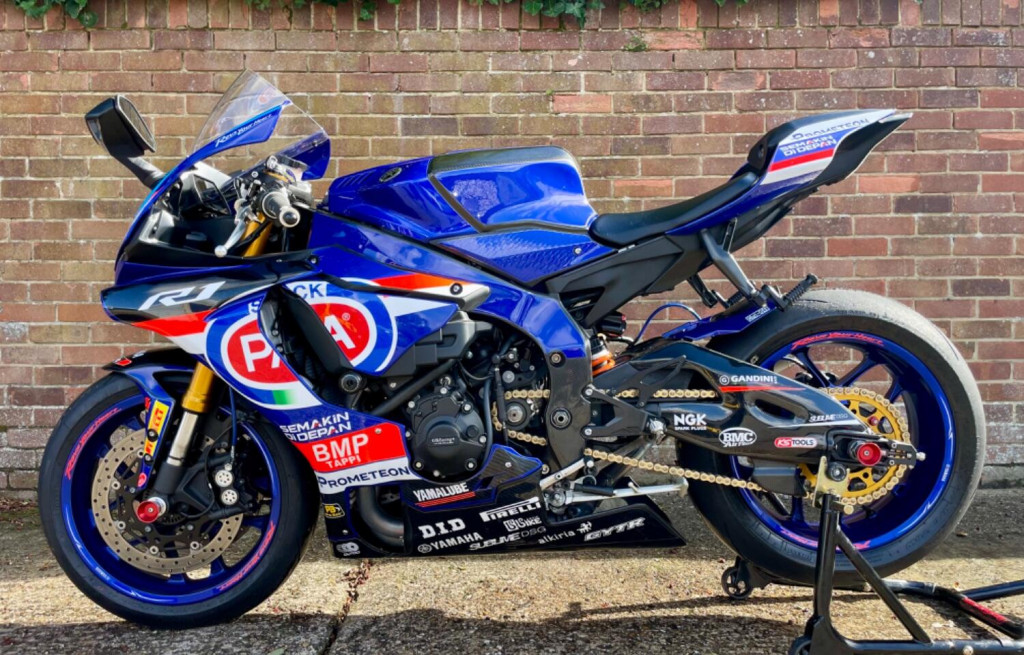 View YAMAHA R1 