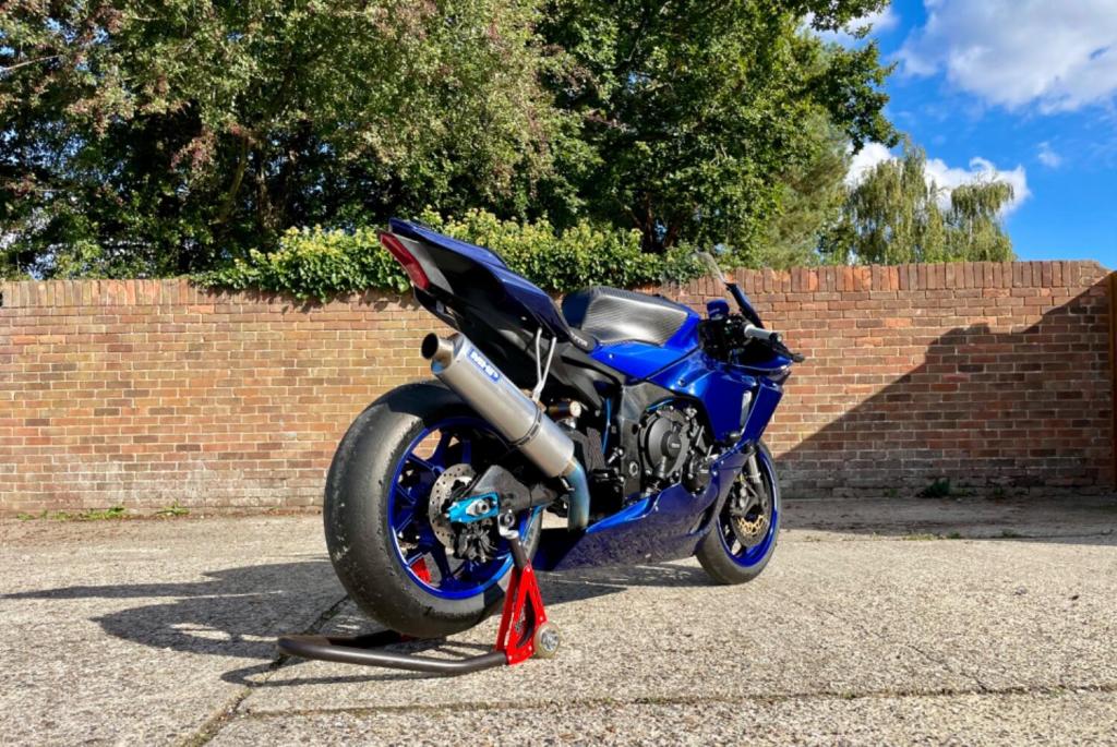 YAMAHA R1