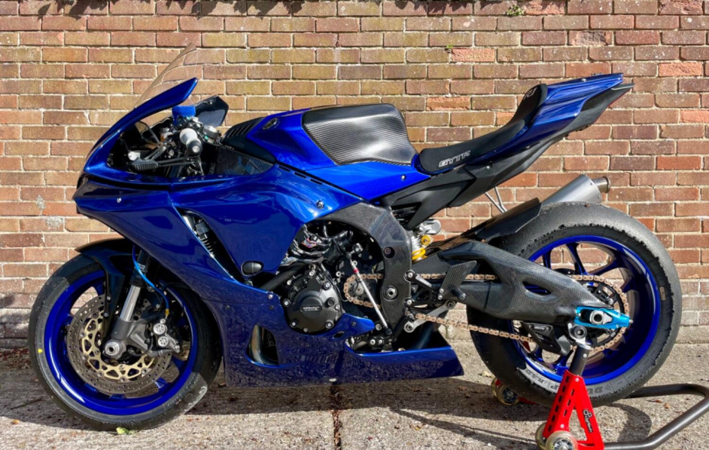 View YAMAHA R1 